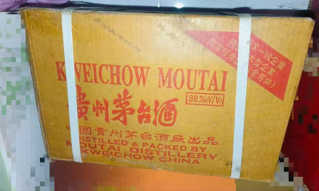 茅台外箱正面可见38%(V/V)与两道白色打包带