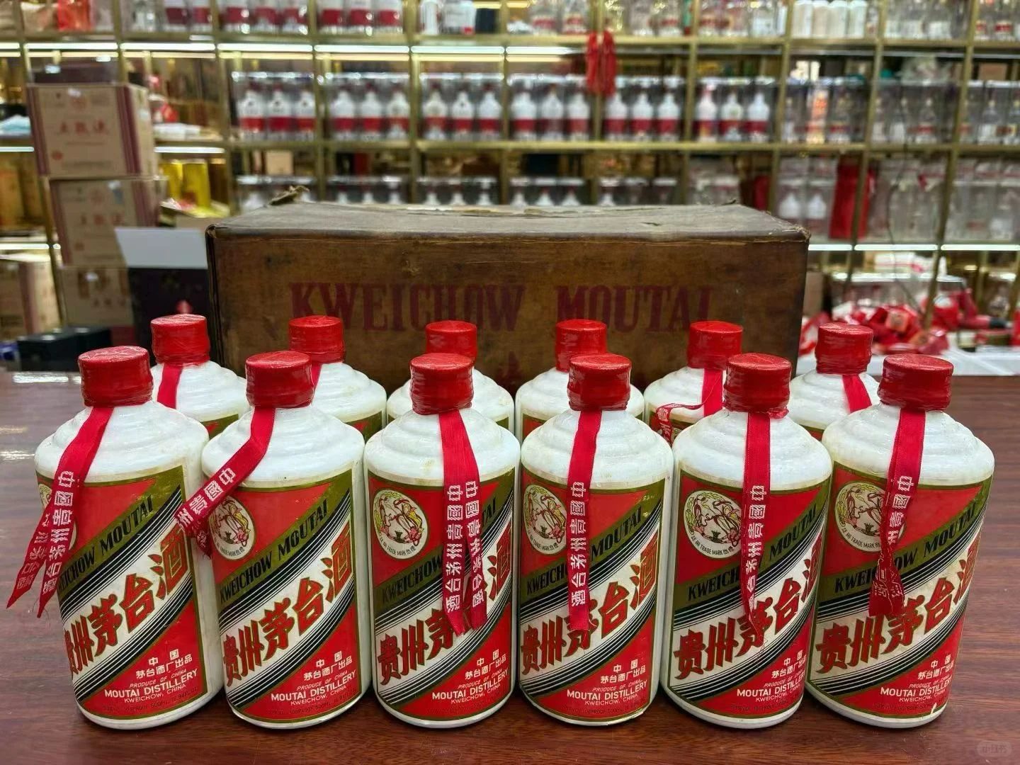 12瓶白色瓶体茅台分前后两排摆放,后方为外箱